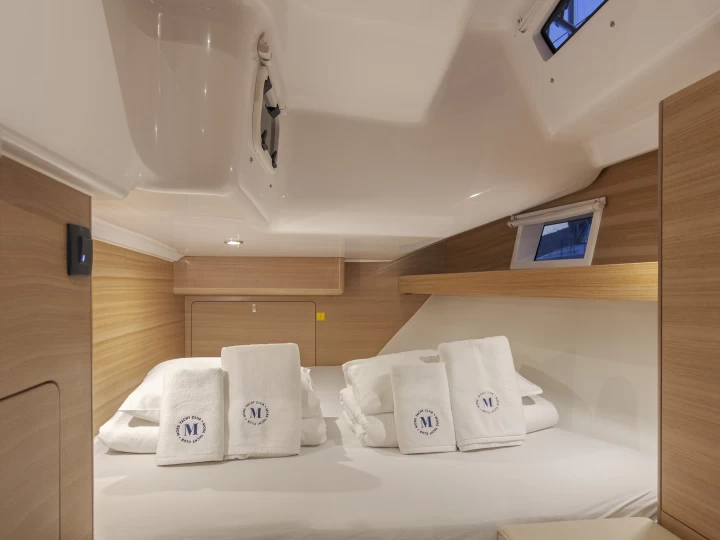 Elan Impression 45.1 charter bareboat eller skeppad i Donji Seget