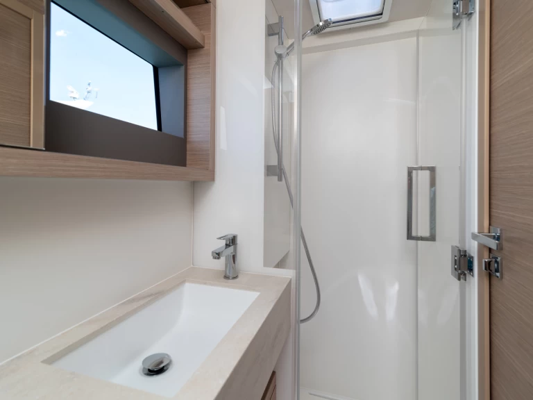 Lagoon Lagoon 51 charter bareboat eller skeppad i Donji Seget