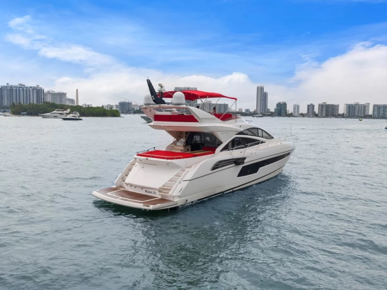 Sunseeker 70  charter bareboat eller skeppad i Miami Beach