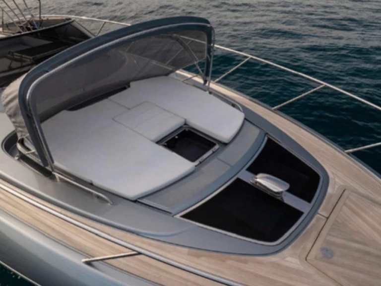 Hyra Motorbåt  med eller utan skeppare Riva Portofino 