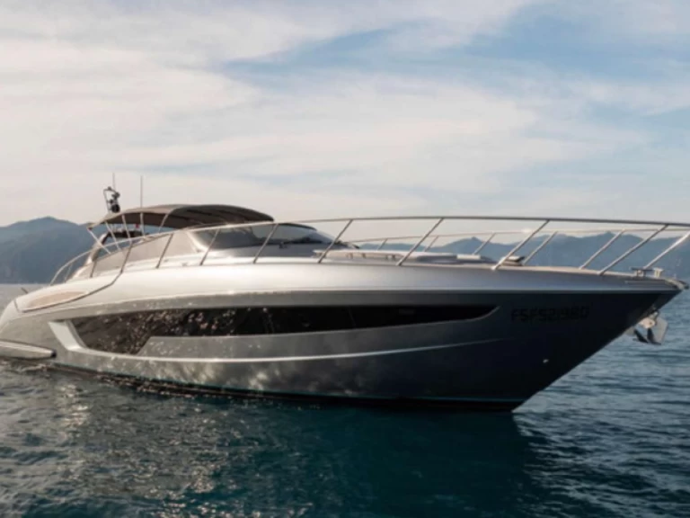 Uthyrning Motorbåt  Riva med en båtlicens 