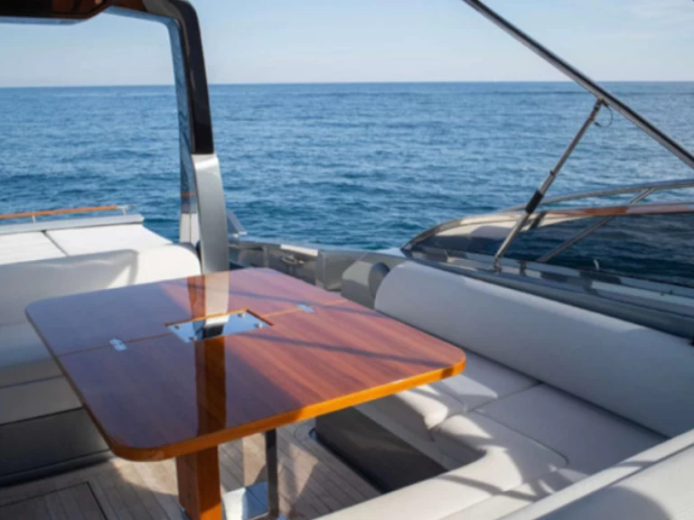 Riva RIVALE 56 charter bareboat eller skeppad i Portofino