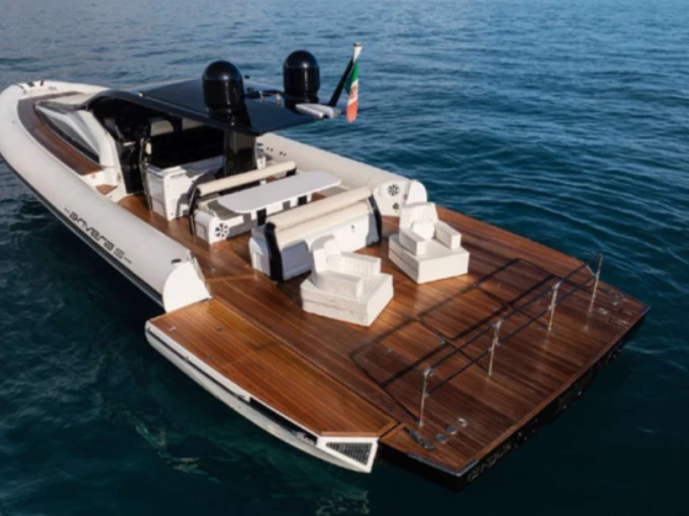 Uthyrning Motorbåt  Anvera med en båtlicens 