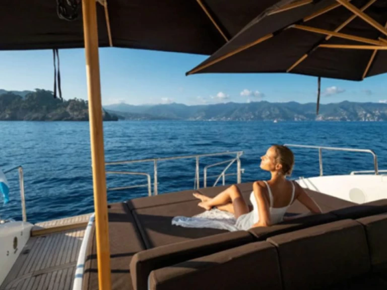 Uthyrning Lyx yacht Mangusta med en båtlicens 