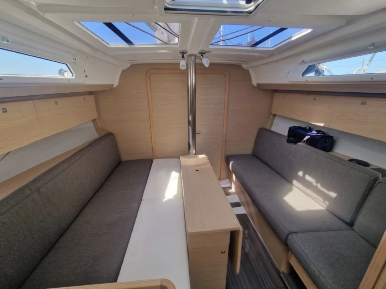 Dufour Dufour 360  charter bareboat eller skeppad i Ajaccio