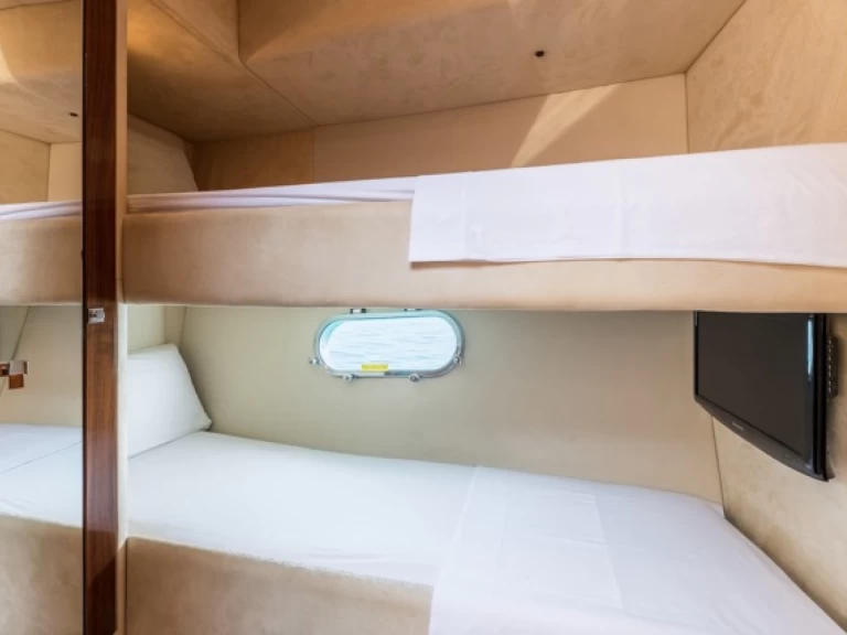 Sunseeker Manhattan 70 charter bareboat eller skeppad i Ibiza Town