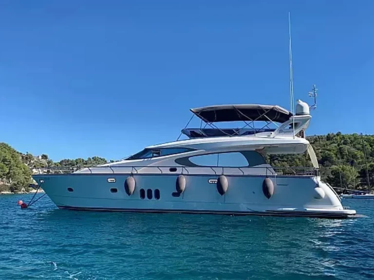 Elegance Yachts Elegance 60 Fly charter bareboat eller skeppad i Drage