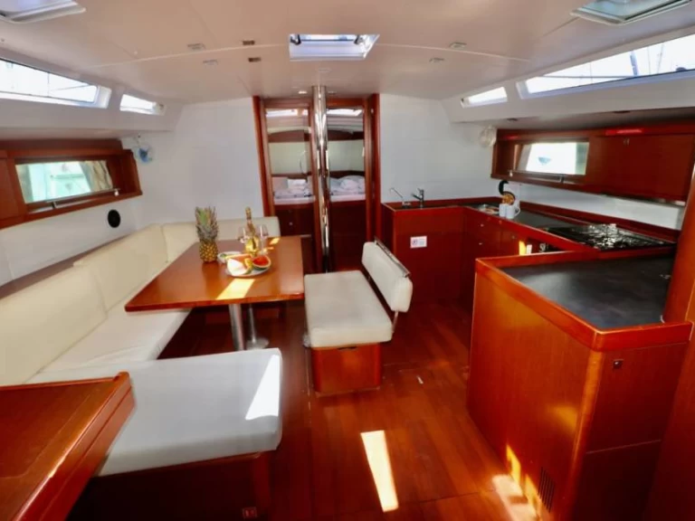 Bénéteau Oceanis 48 charter bareboat eller skeppad i Procida