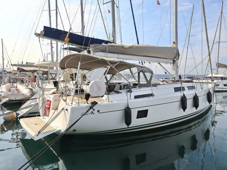 Hanse Hanse 458 charter bareboat eller skeppad i Šibenik 