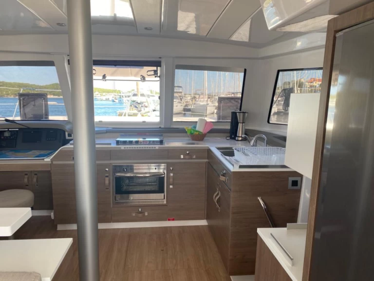 Hyra Katamaran  med eller utan skeppare Bali Šibenik  