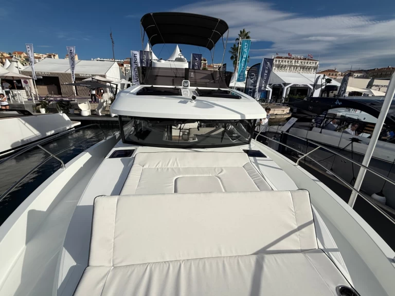 Hyra Motorbåt  med eller utan skeppare Bénéteau Split  