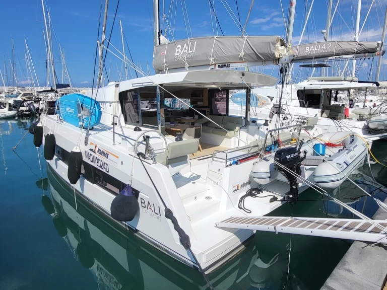 Yacht charter Golfo Aranci billig Bali Catsmart