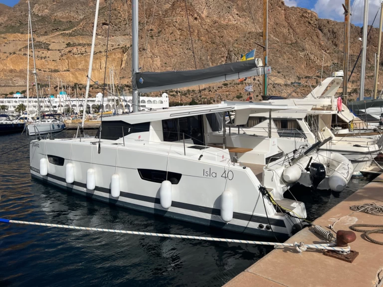 Fountaine Pajot Isla 40 charter bareboat eller skeppad i Sant Antoni de Portmany