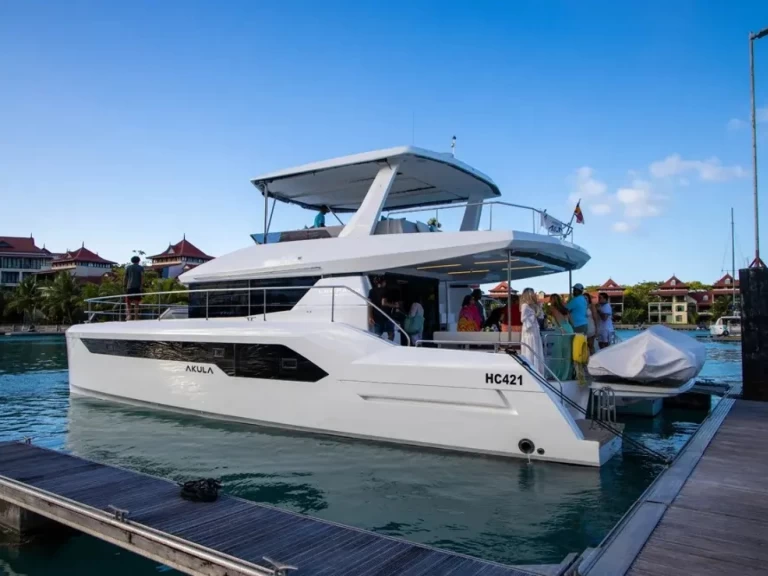 Leopard Leopard 53 Powercat charter bareboat eller skeppad i Eden Island