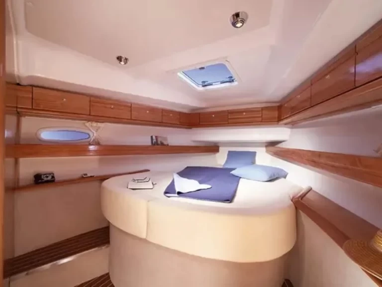 Bavaria Cruiser 46 charter bareboat eller skeppad i Valletta