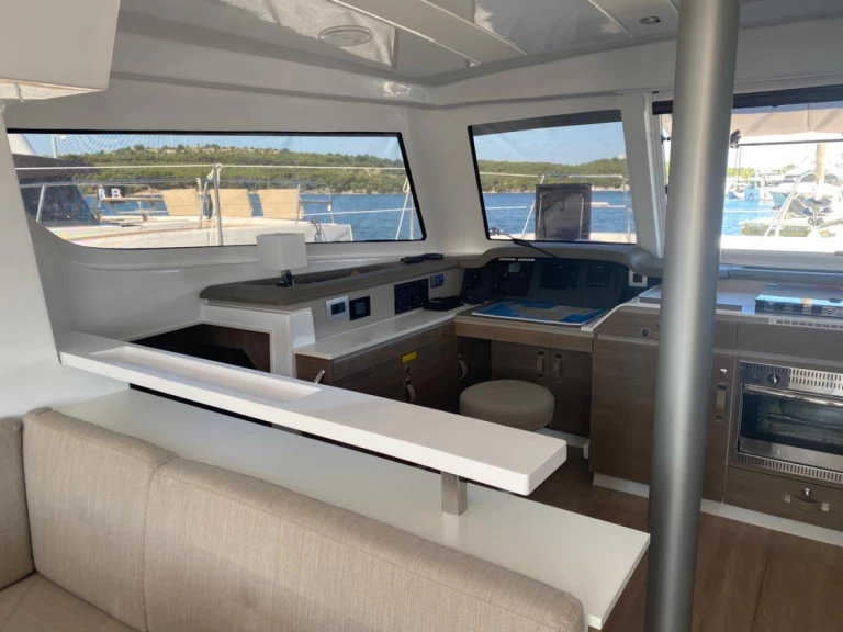 Bali Bali Catspace Voile charter bareboat eller skeppad i Šibenik 