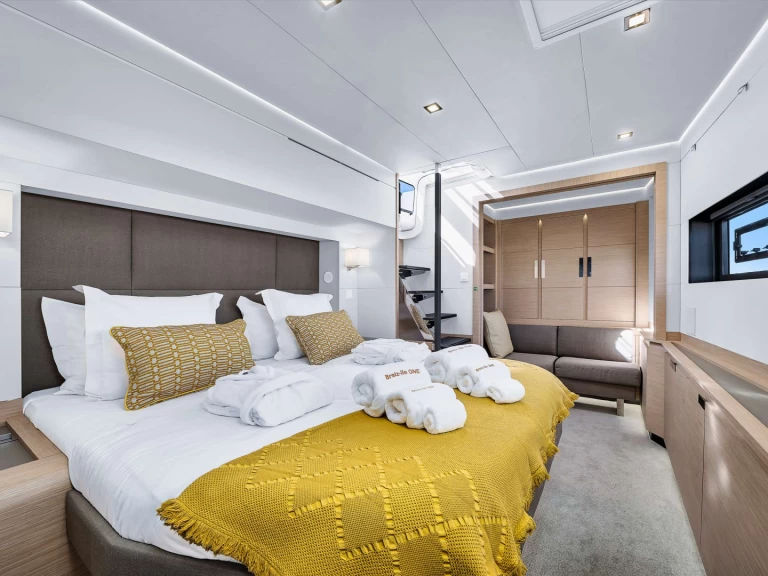 Fountaine Pajot Alegria 67 charter bareboat eller skeppad i Olbia