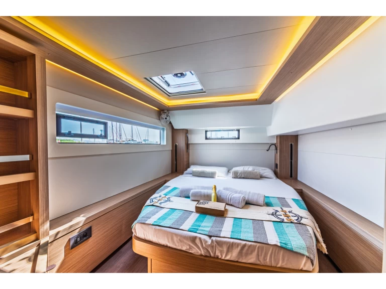 Lagoon Lagoon 46 charter bareboat eller skeppad i Olbia