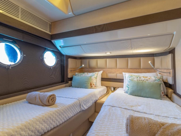 Uthyrning Lyx yacht Azimut med en båtlicens 