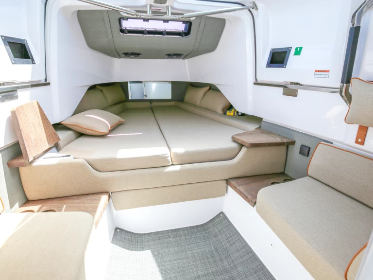 Hyr en Axopar Axopar 37 XC Cross Cabin Erétria 