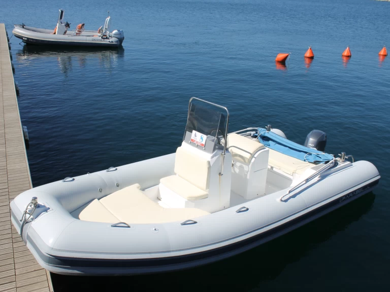 Hyr en Gommonautica Gommonautica G48C Arbatax 