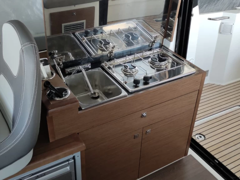 Jeanneau Merry Fisher 895 charter bareboat eller skeppad i Bacoli