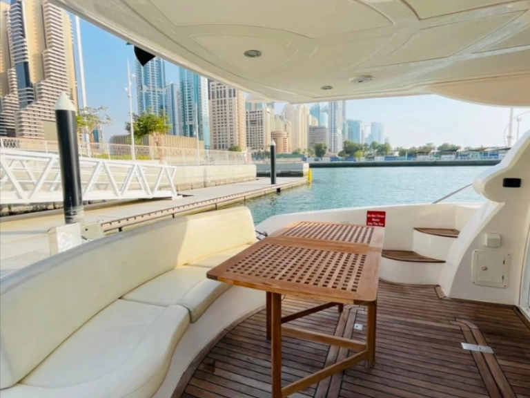 Hyra Lyx yacht med eller utan skeppare Majesty Yachts Dubai Marina 