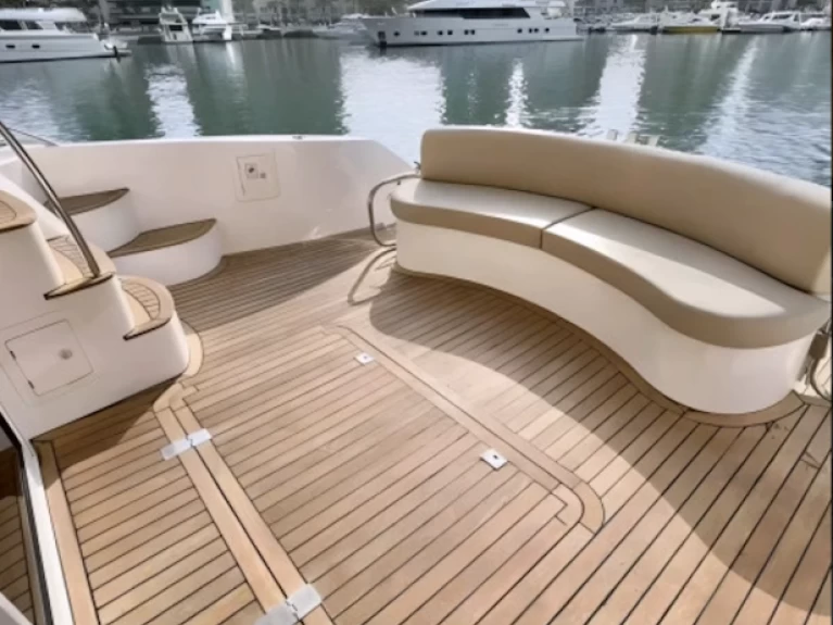 Hyra Lyx yacht med eller utan skeppare Majesty Yachts Dubai Marina 