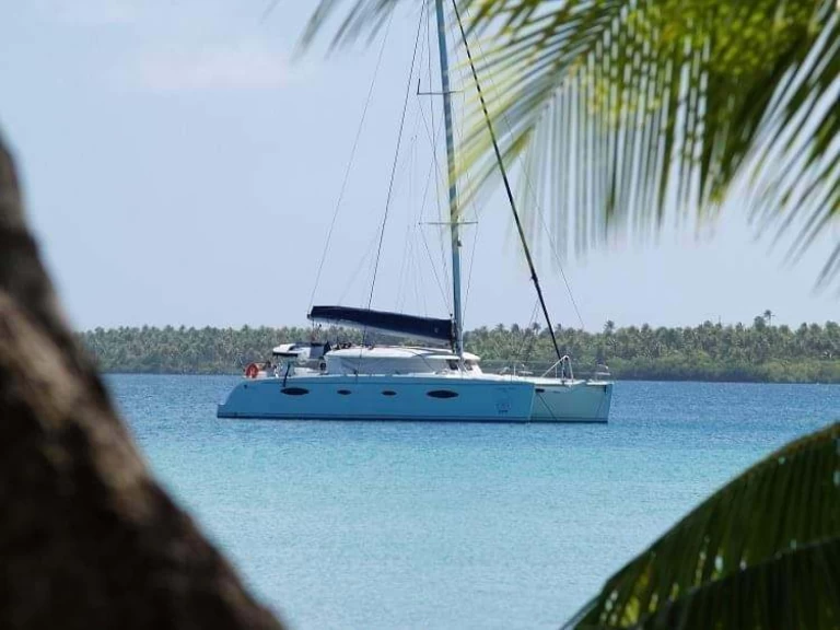 Fountaine Pajot Salina 48 charter bareboat eller skeppad i Papeete