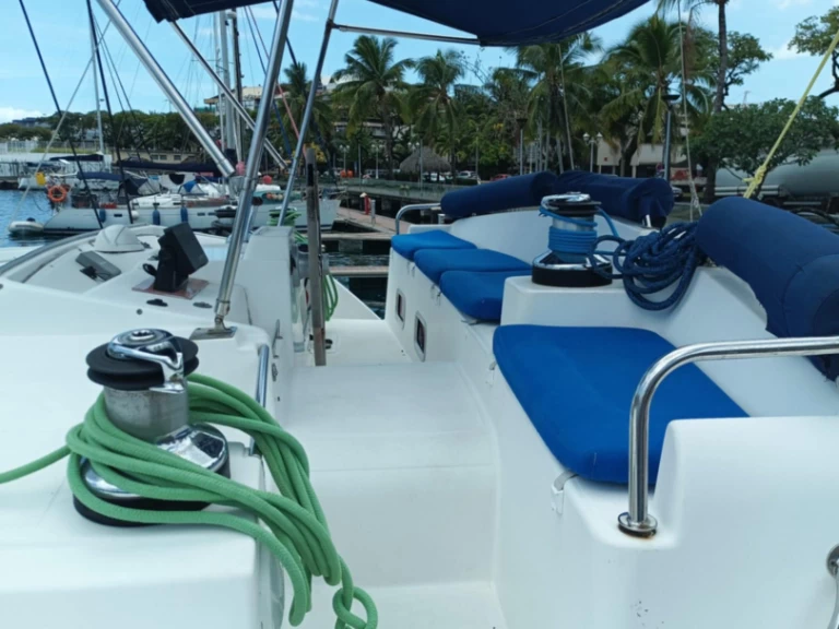 Lagoon Lagoon 440 charter bareboat eller skeppad i Papeete