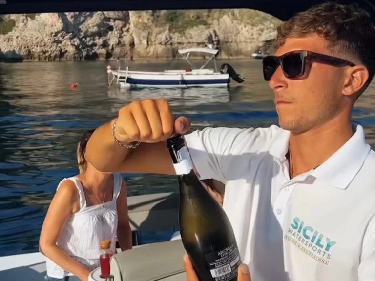 Båtuthyrning LIVER CABIN 36 i Letojanni på Samboat 