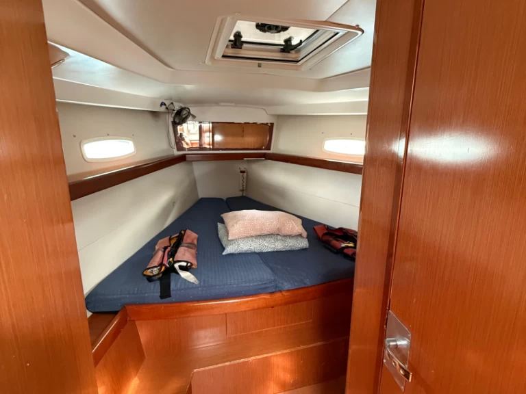 Uthyrning Segelbåt  Bénéteau med en båtlicens 