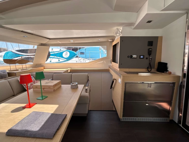 Hyr en Fountaine Pajot Elba 45 Salerno 