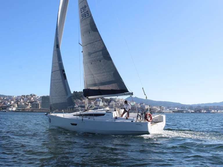Elan E4 charter bareboat eller skeppad i Vigo