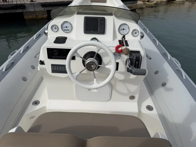 Master Master 699 charter bareboat eller skeppad i La Madrague