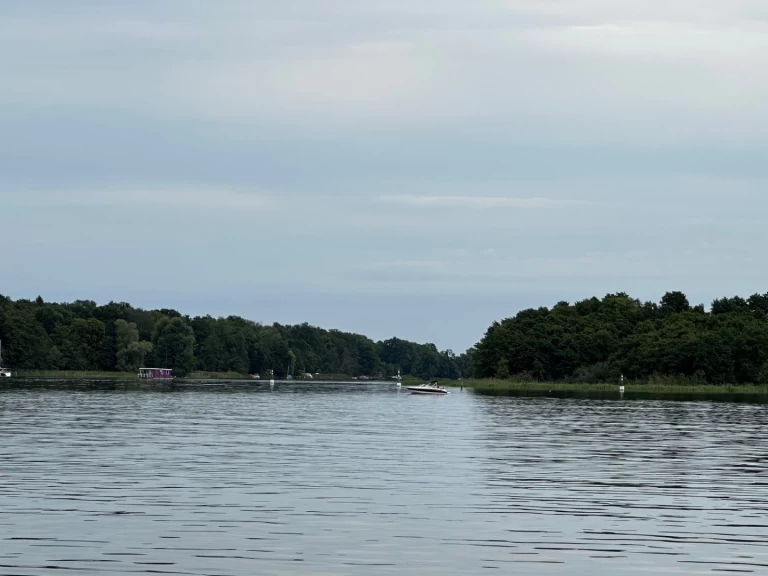 Uthyrning Kanalbåt TS840 med en båtlicens 