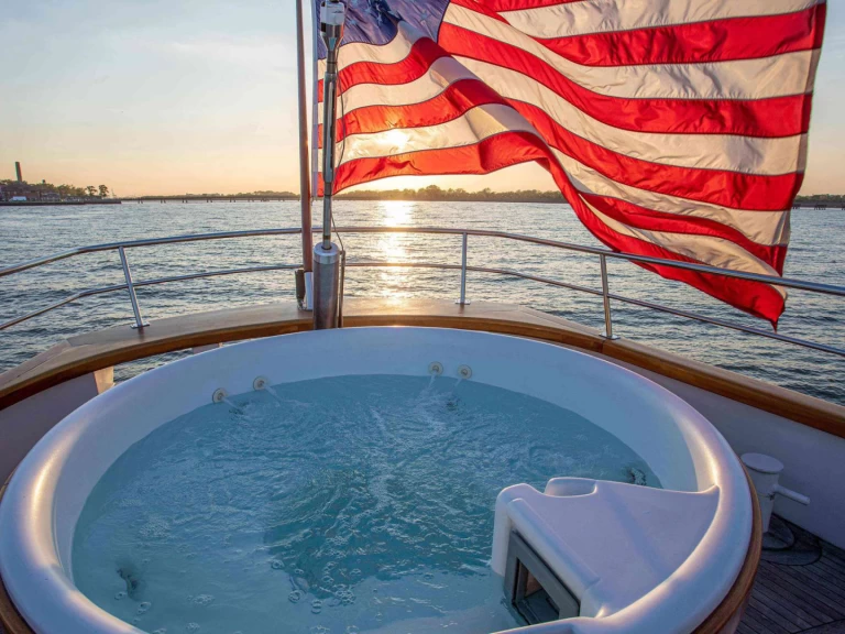 Uthyrning Lyx yacht Palmer Johnson med en båtlicens 