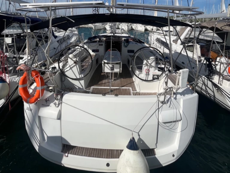 Jeanneau Sun Odyssey 479 charter bareboat eller skeppad i Sukošan