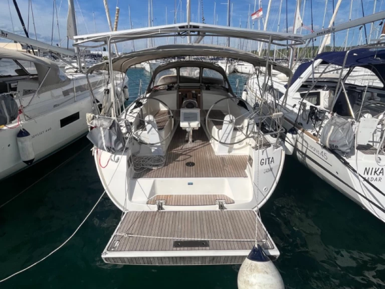 Bavaria Cruiser 37 charter bareboat eller skeppad i Sukošan