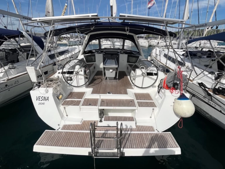 Bénéteau Oceanis 45 charter bareboat eller skeppad i Sukošan