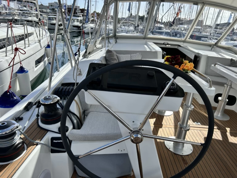 Hyr en Bénéteau Oceanis 47 - 5 cab. Split  