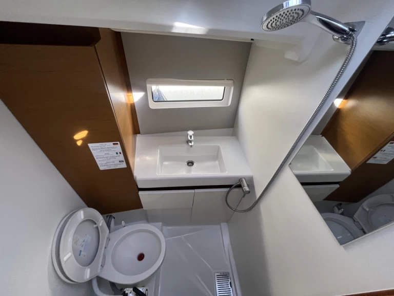 Jeanneau Sun Odyssey 490 charter bareboat eller skeppad i Sukošan