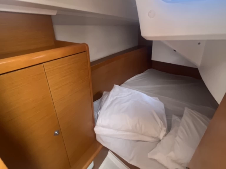 Jeanneau Sun Odyssey 349 charter bareboat eller skeppad i Sukošan