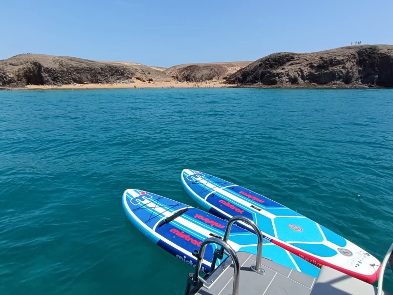 Sea Ray Sea Ray 390 Express Cruiser charter bareboat eller skeppad i Playa Blanca