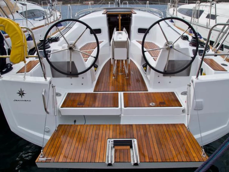 Jeanneau Sun Odyssey 349 charter bareboat eller skeppad i Pula 