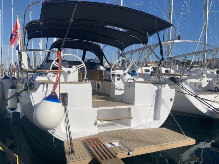 Elan Impression 45.1 charter bareboat eller skeppad i Pula 