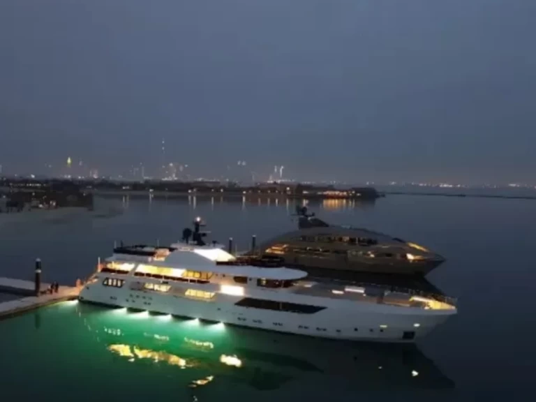 Hyra Lyx yacht med eller utan skeppare Finesse Dubai Marina 