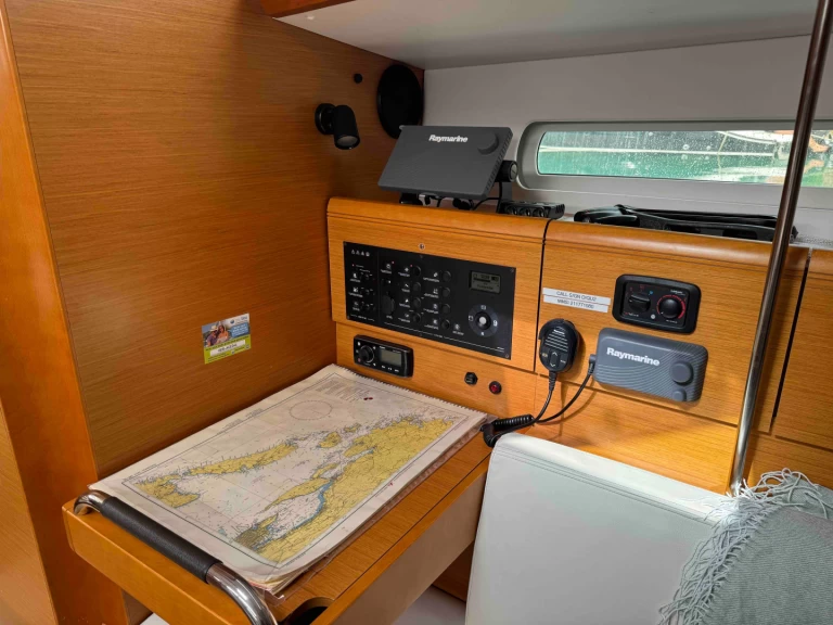 Jeanneau Sun Odyssey 389 charter bareboat eller skeppad i Sukošan