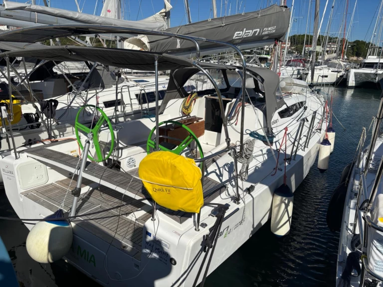 Elan E4 charter bareboat eller skeppad i Pula 