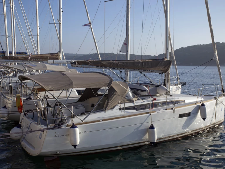 Hyr en Jeanneau Sun Odyssey 349 Pula  